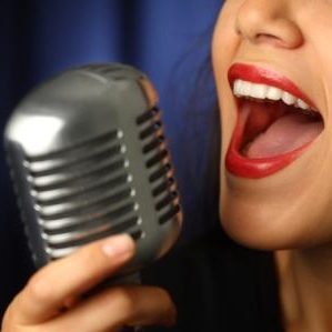 cropped-locutor-con-microfono-3.jpg